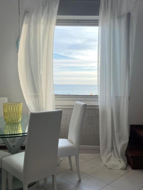 Attico vista mare con parcheggio privato